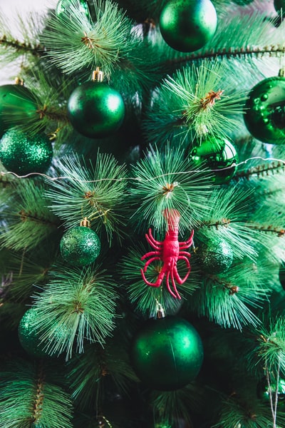 圣诞树上的绿色装饰品